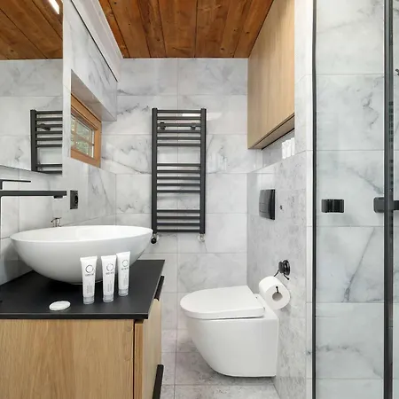 Spacious Family House With Parking And 5 Bedrooms By Renters